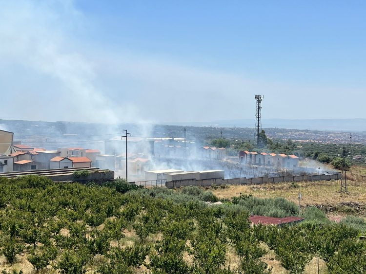 S.M. di Licodia. Vasto incendio all’interno del cimitero “nuovo”