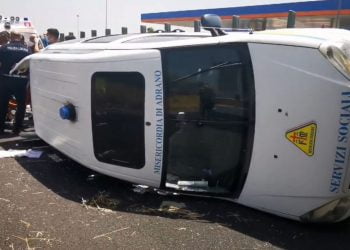 Belpasso. Mezzo disabili della Misericordia di Adrano cappotta sulla Ss121