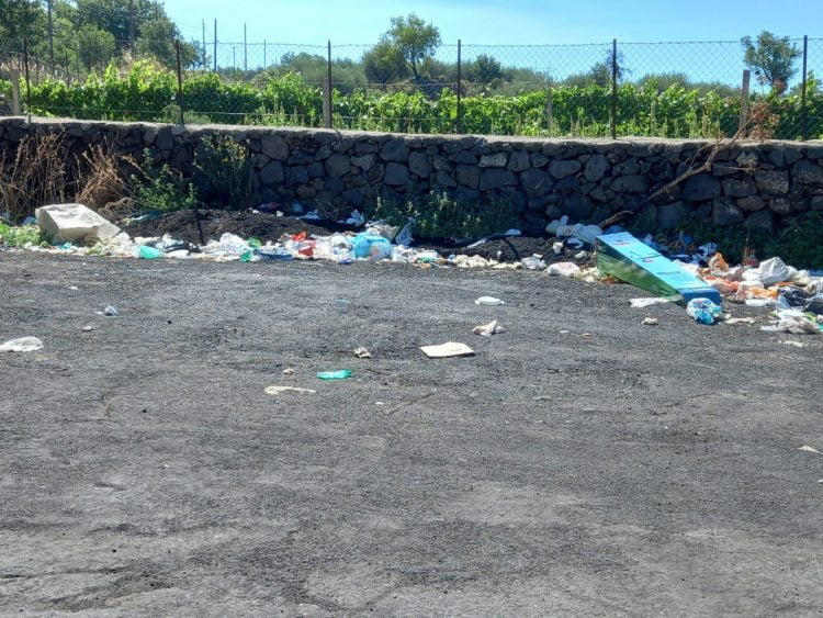 S.M. di Licodia. Rifiuti abbandonanti in zona vigne