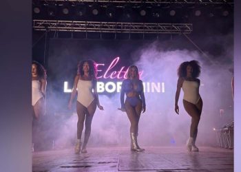 Adrano. Folla in delirio per la spumeggiante Elettra Lamborghini