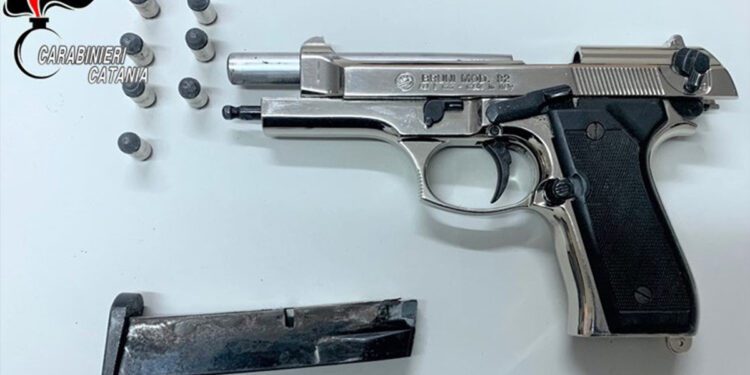 Giarre. I Carabinieri lo trovano con pistola, passamontagna e guanti: arrestato un 28enne