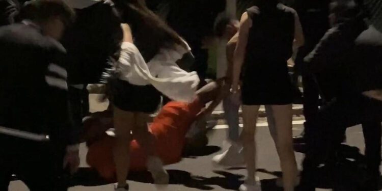 Biancavilla. Maxi rissa in piazza Roma per un fidanzamento “non gradito”