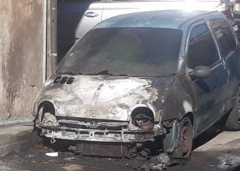 S.M. di Licodia. Auto in fiamme questa notte in via Regina Margherita
