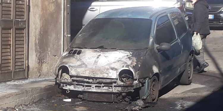 S.M. di Licodia. Auto in fiamme questa notte in via Regina Margherita