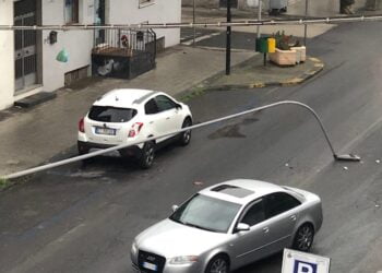 Biancavilla. Palo pubblica illuminazione cade in viale dei Fiori