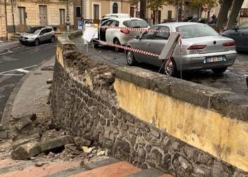 S.M. Di Licodia. Auto sbanda e abbatte un muro