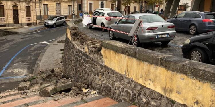 S.M. Di Licodia. Auto sbanda e abbatte un muro