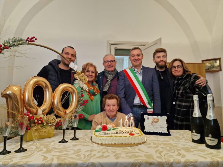 S.M. di Licodia. Cento candeline per nonna Assunta