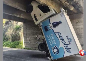 Sicilia. Furgone incastrato sotto cavalcavia