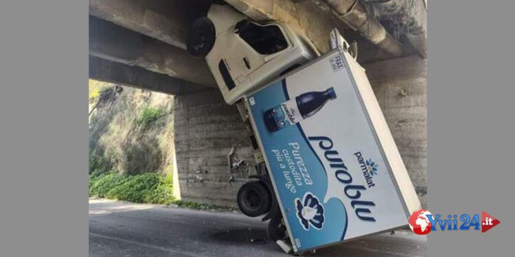 Sicilia. Furgone incastrato sotto cavalcavia