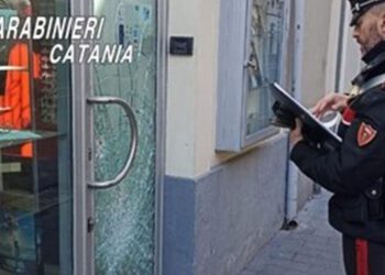 Paternò. Beccati mentre sfondano la vetrata di un negozio