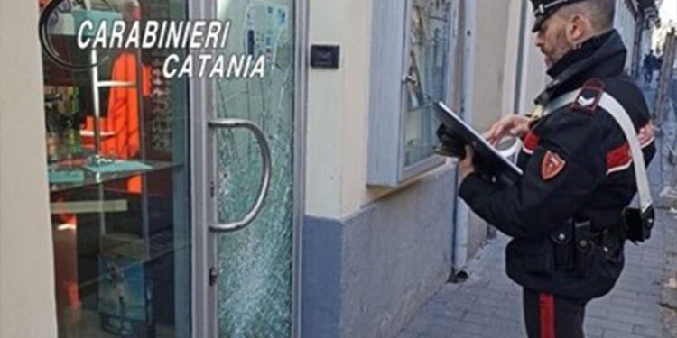 Paternò. Beccati mentre sfondano la vetrata di un negozio
