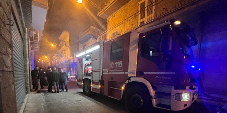 S.M.di Licodia. Fiamme in abitazione di via Currò
