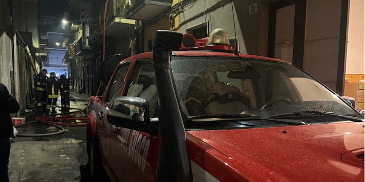 Paternò. Incendio in abitazione di via Bolzano