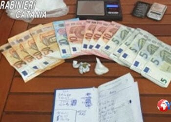 Biancavilla. Vede l’arrivo dei carabinieri e prova a disfarsi della droga
