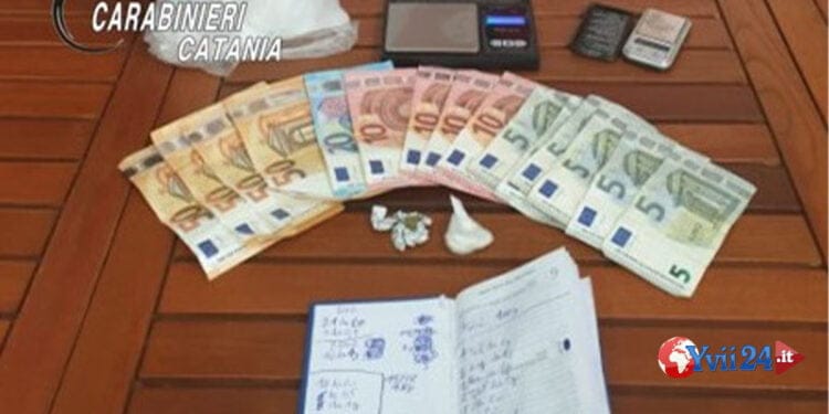 Biancavilla. Vede l’arrivo dei carabinieri e prova a disfarsi della droga