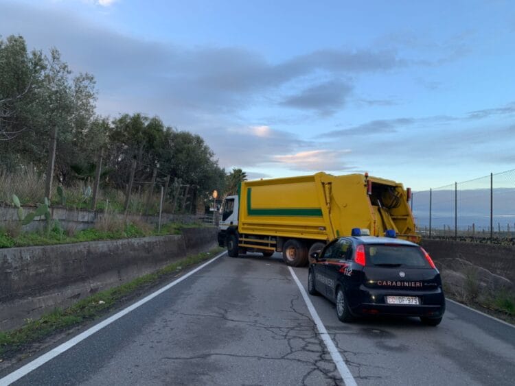 Nicolosi. Rubano automezzi della ditta Ecolandia per rapinare un rifornimento