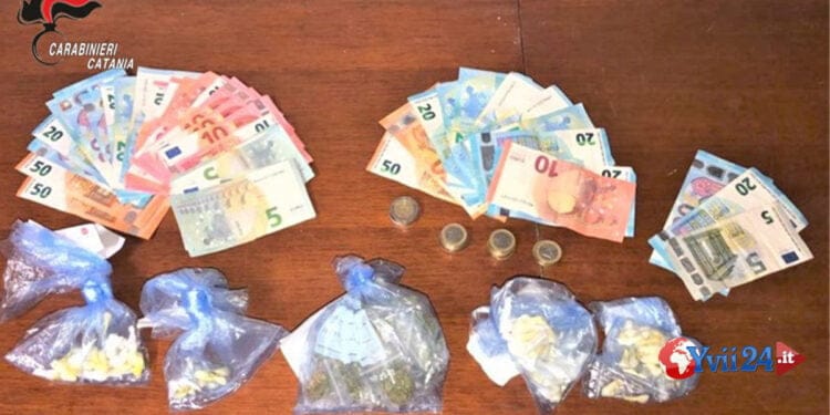 Catania. Tentano di fuggire con la droga in mano. 4 Arresti