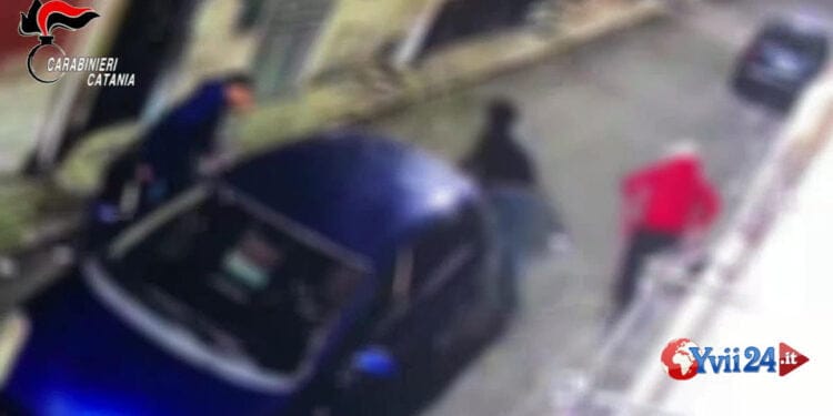 Adrano. 20enne pestato a sangue in strada