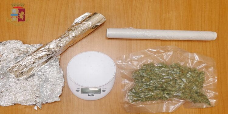 Acireale. Oltre 100 grammi di marijuana tra l’auto e l’abitazione: per lui i domiciliari