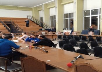 Gli ex operatori ecologici occupano l’Aula consiliare di Adrano