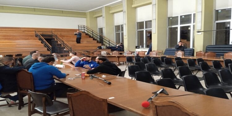 Gli ex operatori ecologici occupano l’Aula consiliare di Adrano