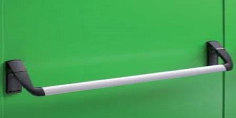 Acireale. Entra in una scuola e forza il maniglione antipanico: in manette 31enne