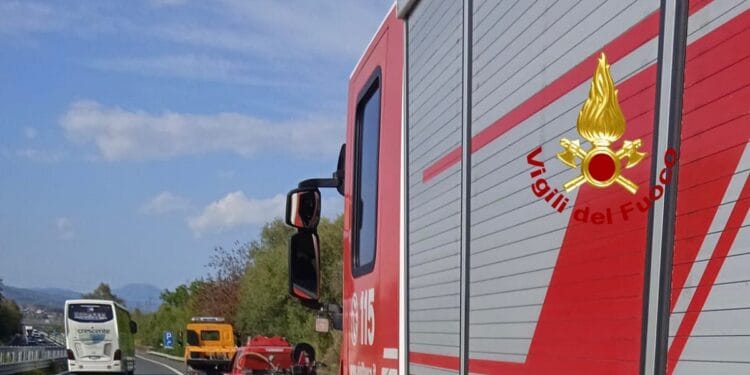 Autostrada A18. Scontro tra furgone e auto: un ferito