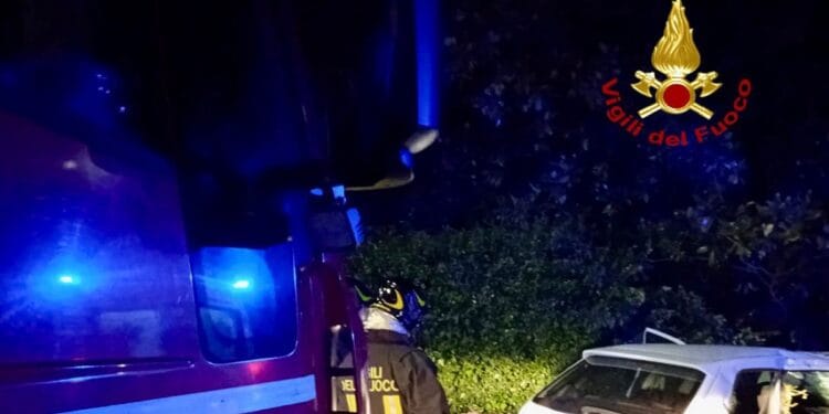 Catania. Auto sbatte contro muro di recinzione: conducente trasportato al Cannizzaro