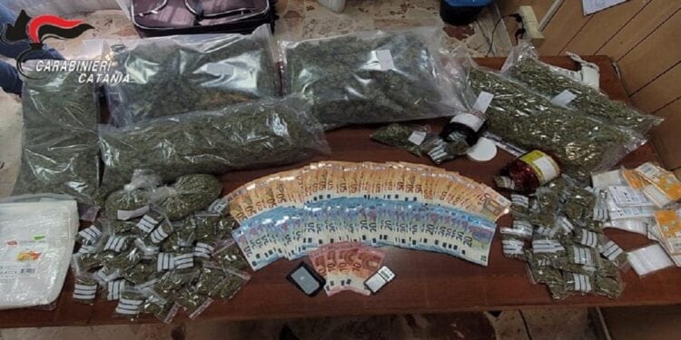 Catania. Oltre 6 chili di marijuana, materiale e denaro in casa: arrestata coppia