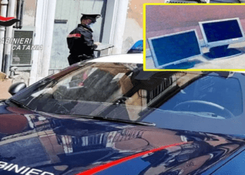 Catania. Beccato dai Carabinieri mentre porta via computer: arrestato 26enne