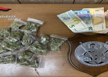 Catania. Sbatte contro auto per sfuggire al controllo e viene trovato con marijuana: arrestato minore