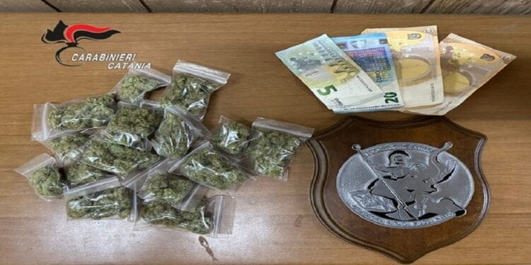 Catania. Sbatte contro auto per sfuggire al controllo e viene trovato con marijuana: arrestato minore