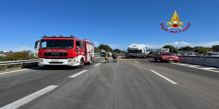 Catania. Incidente in Tangenziale, coinvolti mezzo pesante e furgone: traffico rallentato – FOTO
