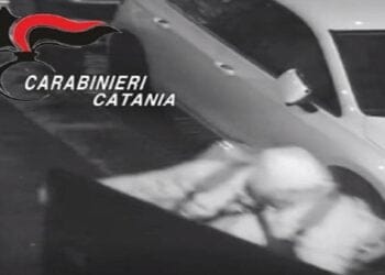 Catania. Si finge addetto alla consegna pizze e scassina porta per rubare beni: ai domiciliari 34enne