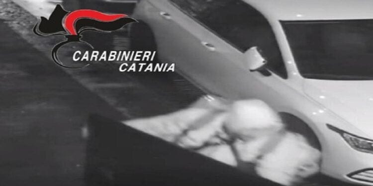 Catania. Si finge addetto alla consegna pizze e scassina porta per rubare beni: ai domiciliari 34enne