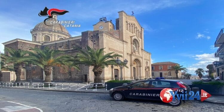 Prov. Catania. Carabinieri lo trovano con la droga: arrestato 18enne