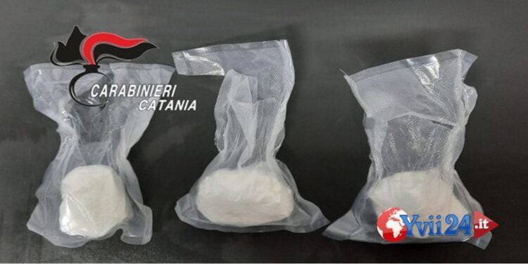 Prov. Catania. Carabinieri arrestano minore con coltello e cocaina