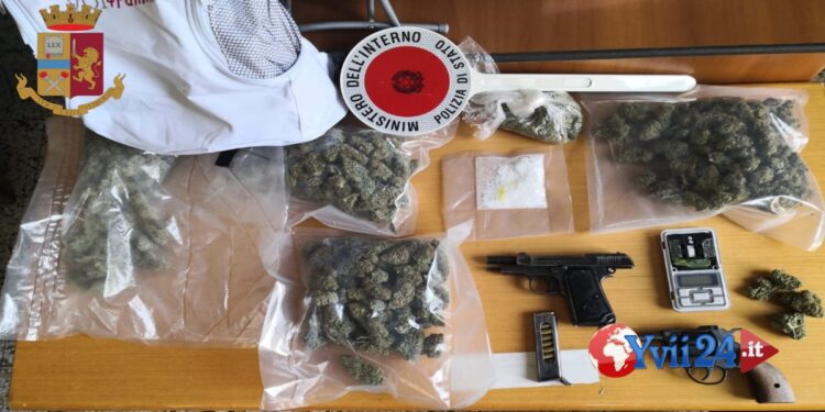 Catania. Droga e pistola con munizioni in casa: arrestato 18enne