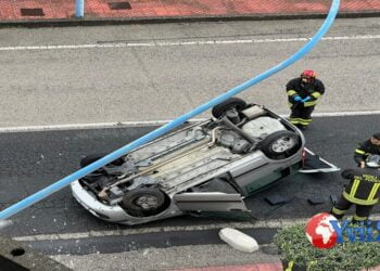 Prov. Catania. Auto sbatte contro palo e si ribalta: morta una donna