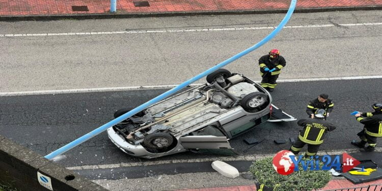 Prov. Catania. Auto sbatte contro palo e si ribalta: morta una donna