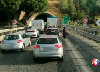 Sicilia. Autobus con docenti e studenti si guasta in galleria