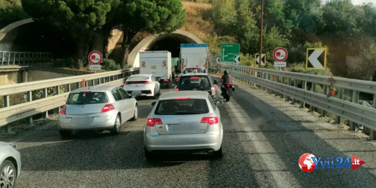 Sicilia. Autobus con docenti e studenti si guasta in galleria