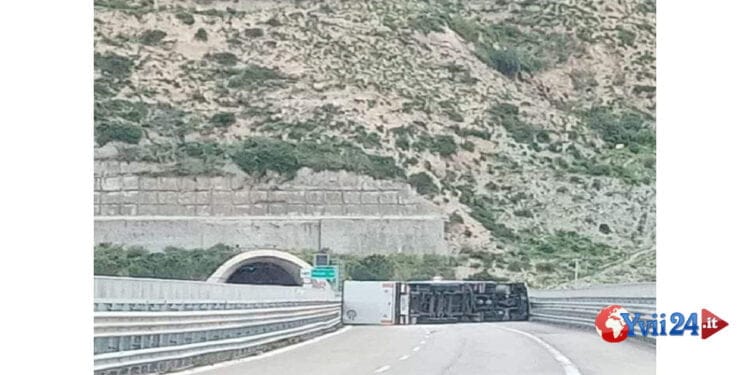 Sicilia. Forte vento ribalta tir sull’autostrada