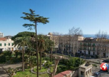 Sicilia. Tenta il suicidio dal balcone cadendo su dei materassi