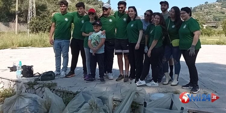 Sicilia. Un’associazione di giovani pulisce l’area ecologica (VIDEO)