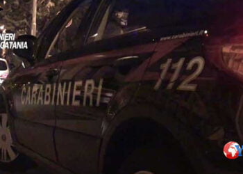 Prov.Catania. Coppia scopre ladro in casa che sfregia lei