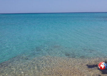 Sicilia. Tiene la testa della fidanzata sott’acqua