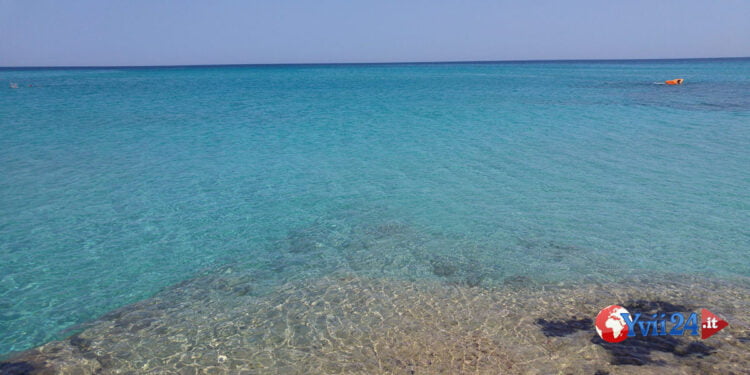 Sicilia. Tiene la testa della fidanzata sott’acqua