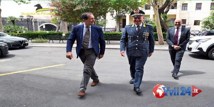 Catania. Il sindaco Trantino in visita alla Guardia di Finanza